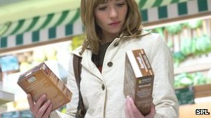 _67440388_c0063630-woman_shopping